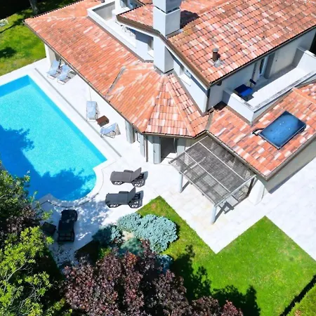 Singola Con Piscina Quinta Est Βίλα