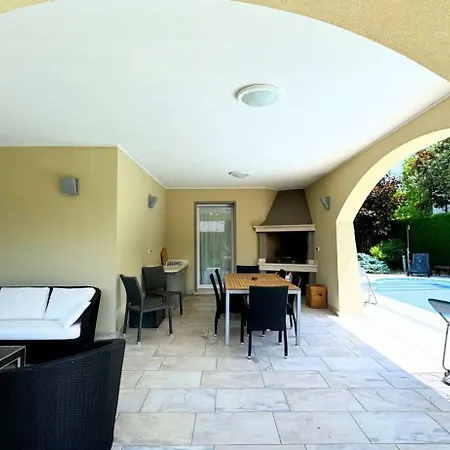 Singola Con Piscina Quinta Est *
