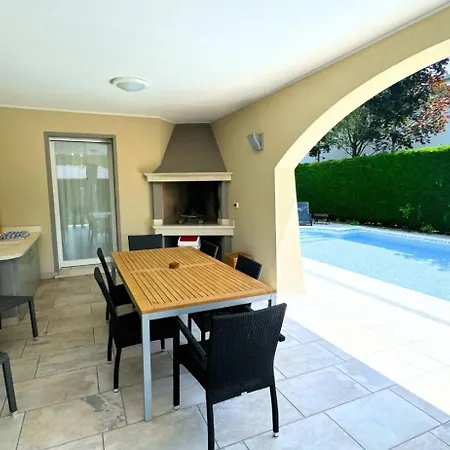 Singola Con Piscina Quinta Est Βίλα